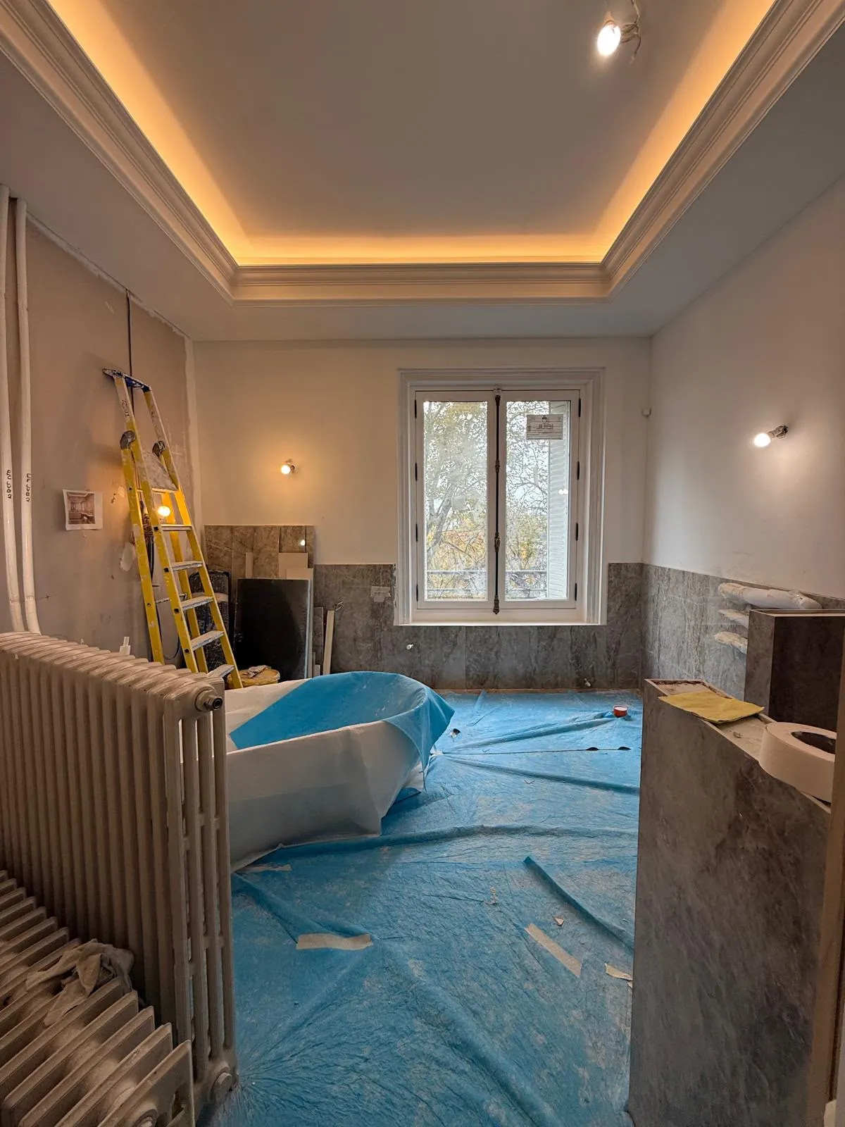 Salle de bains en cours de rénovation, plafond à corniche lumineuse