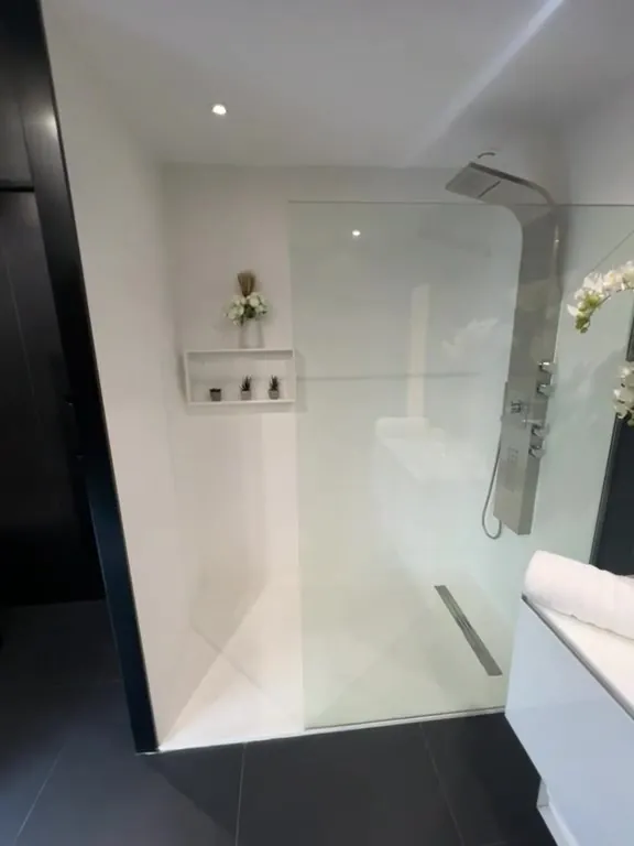 Douche à l'italienne avec paroi vitrée et colonne de douche