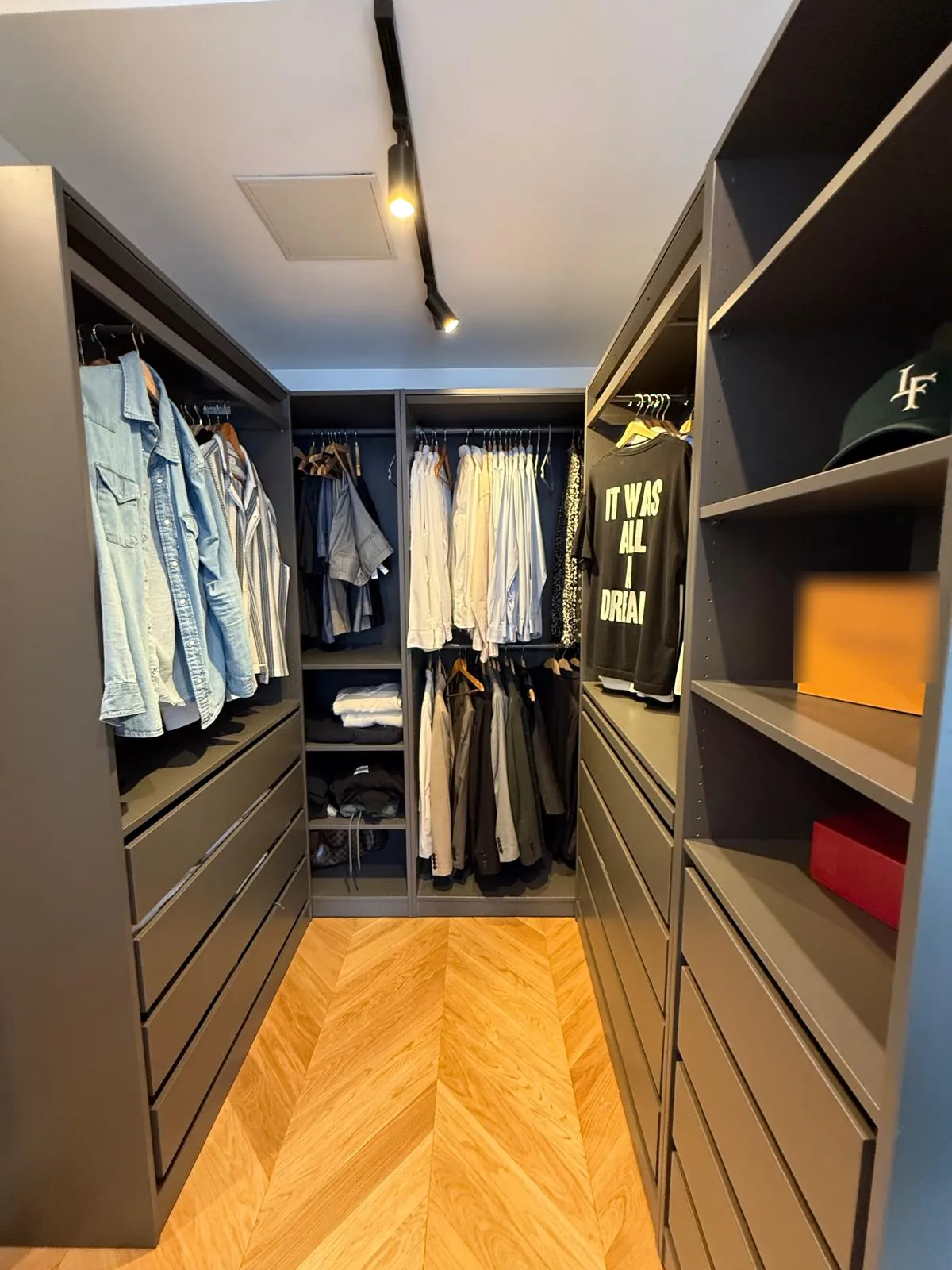 Dressing sur mesure avec éclairage sur rail