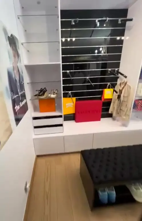 Dressing blanc et noir avec banquette capitonnée
