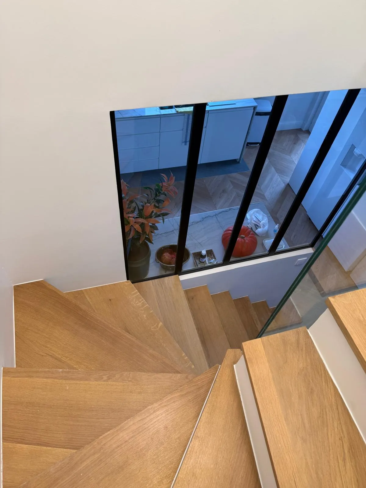 Escalier en chêne et verrière d'atelier noire