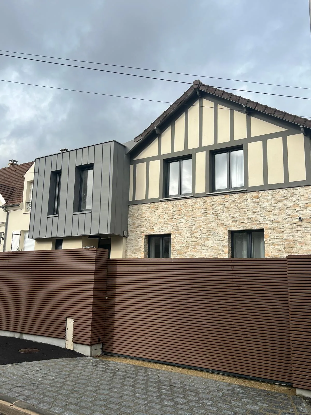 Extension contemporaine en zinc et façade rénovée par Solarius Deco