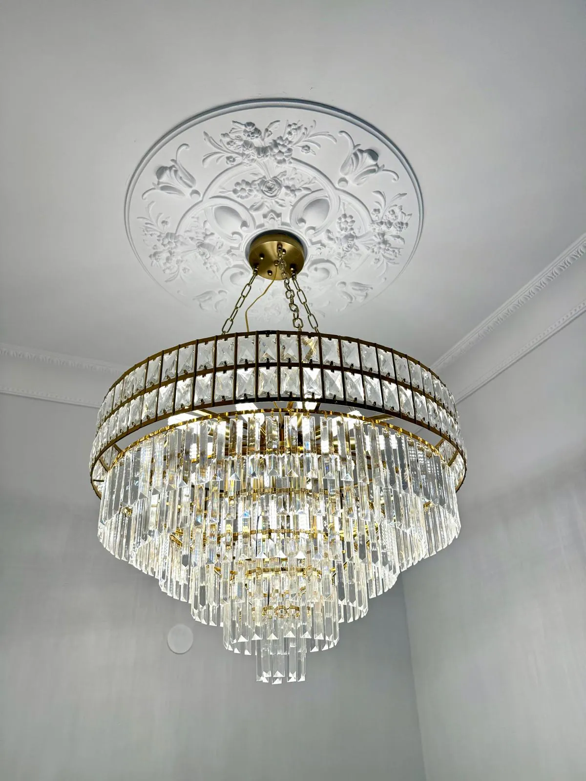 Lustre en cristal posé sous une rosace de plafond par Solarius Deco