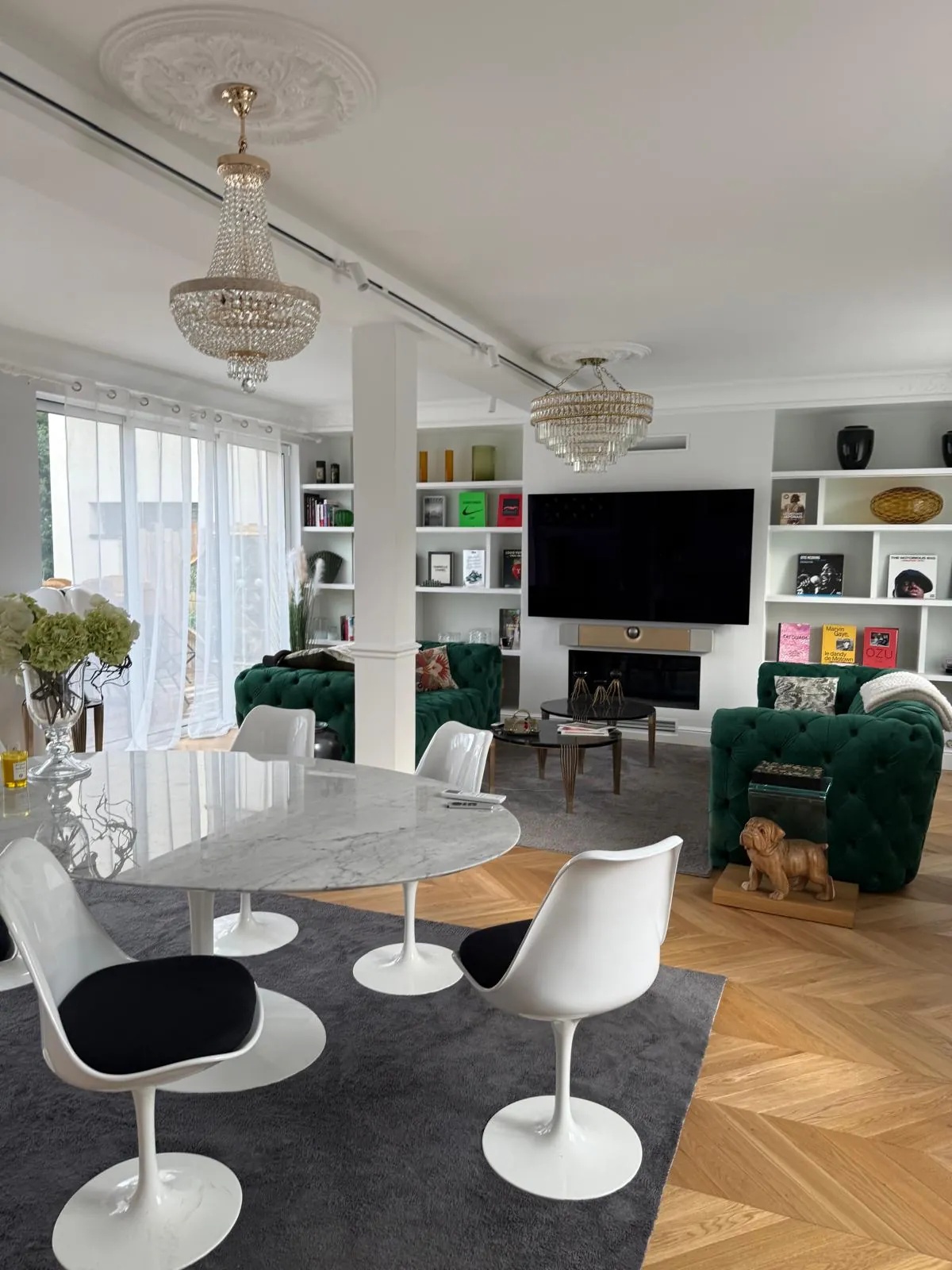 Séjour rénové avec parquet point de Hongrie et moulures