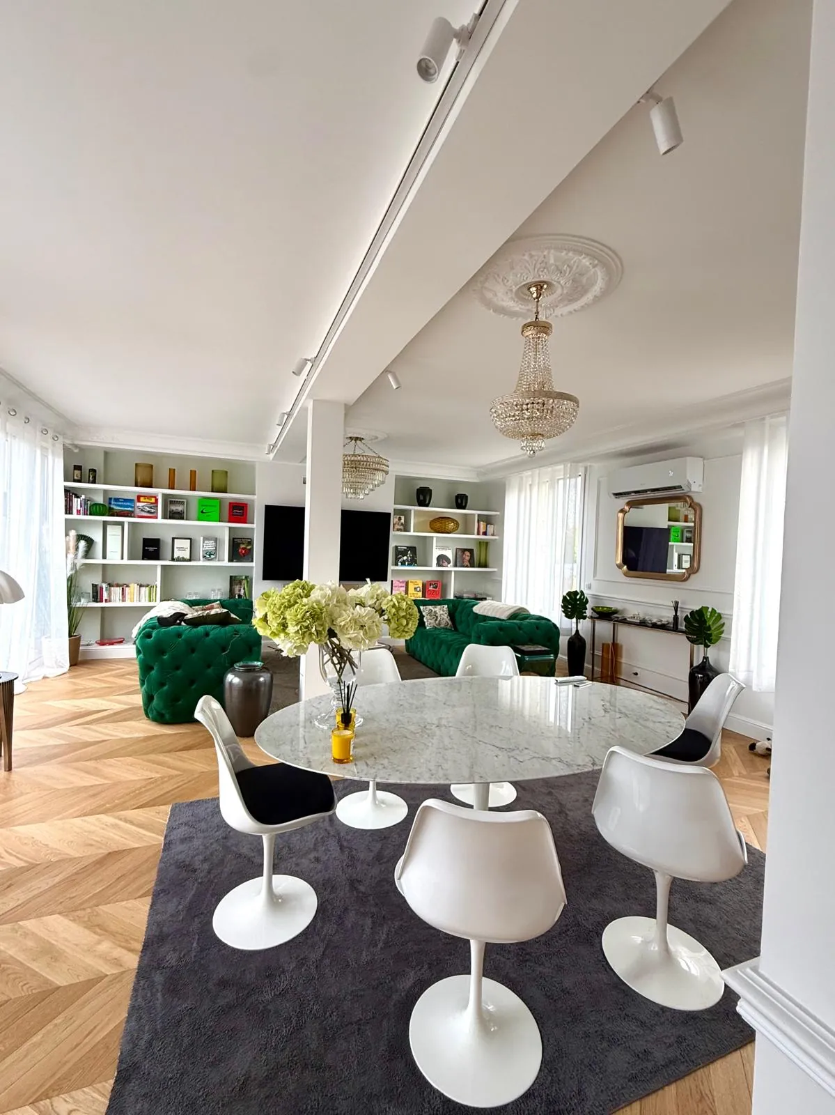 Séjour avec moulures, rosaces et bibliothèques intégrées réalisés par Solarius Deco
