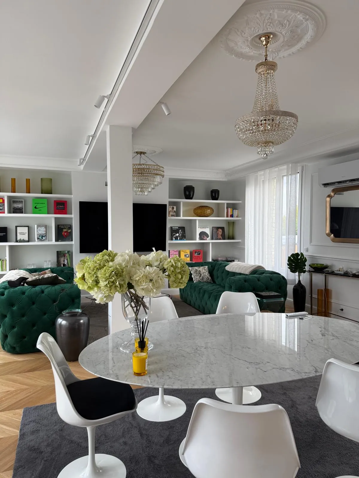 Séjour rénové par Solarius Deco : parquet en point de Hongrie, moulures, rosaces et bibliothèques sur mesure